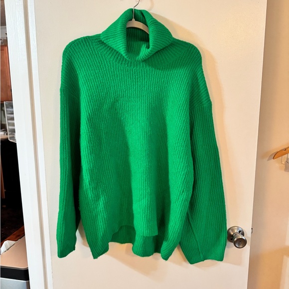 John & Jenn Luxuriously Soft Cozy Festive Green Turtleneck Sweater - Picture 1 of 6